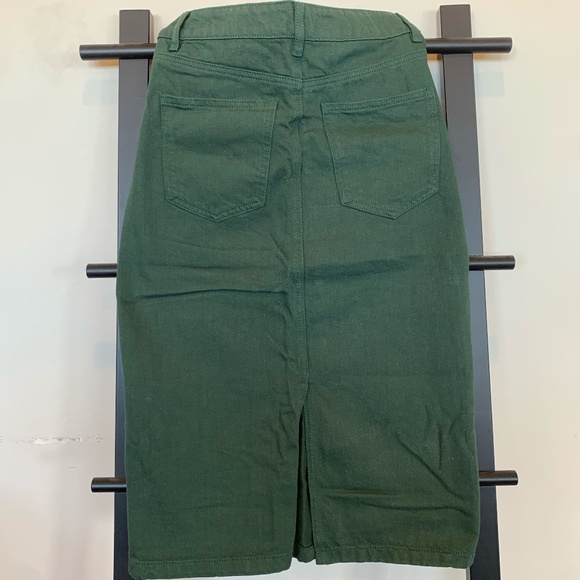 Urban Revivo midi cord skirt in green - Picture 5 of 6